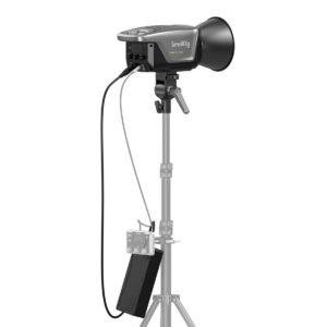 SmallRig 3961 RC 350D Cob Light -LED-valo on ammattimainen studiovalo korkealla jalustalla, jossa on virtajohdot, ohjauskotelo ja heijastava huppu. Valossa näkyy SmallRig-merkki.