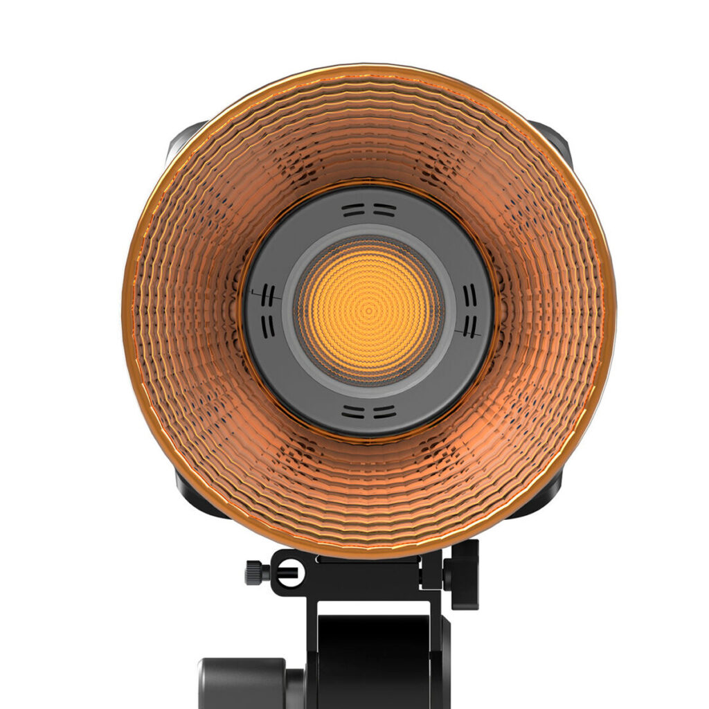 SmallRig-3966-2 Lähikuva SmallRig 3966 RC 350B Cob Light -LED-valo, pyöreä studiovalaisin, jossa on oranssi diffuusori ja keskittynyt kuvioitu pinta, asennettuna mustaan säädettävään jalustaan valkoista taustaa vasten.