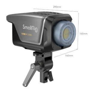SmallRig-3966-3 Musta SmallRig 3966 RC 350B Cob Light -LED-valo on asennettu säädettävään kiinnikkeeseen, ja sen mitat ovat 290 mm leveä, 145 mm korkea ja 145 mm syvä.
