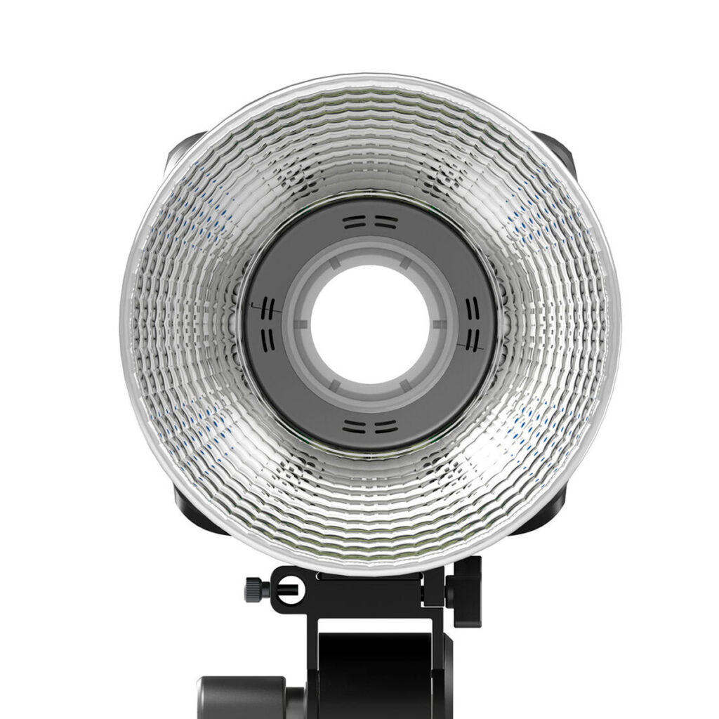 SmallRig-3971-2 Lähikuvassa SmallRig 3971 RC 450D Cob Light -LED-valo, pyöreä studiosalama, jossa on heijastava kuvioitu pinta ja keskiaukko ja joka on asennettu säädettävään mustaan jalustaan.