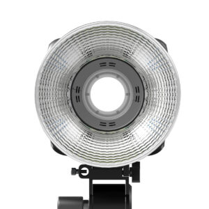 SmallRig-3971-2 Lähikuvassa SmallRig 3971 RC 450D Cob Light -LED-valo, pyöreä studiosalama, jossa on heijastava kuvioitu pinta ja keskiaukko ja joka on asennettu säädettävään mustaan jalustaan.