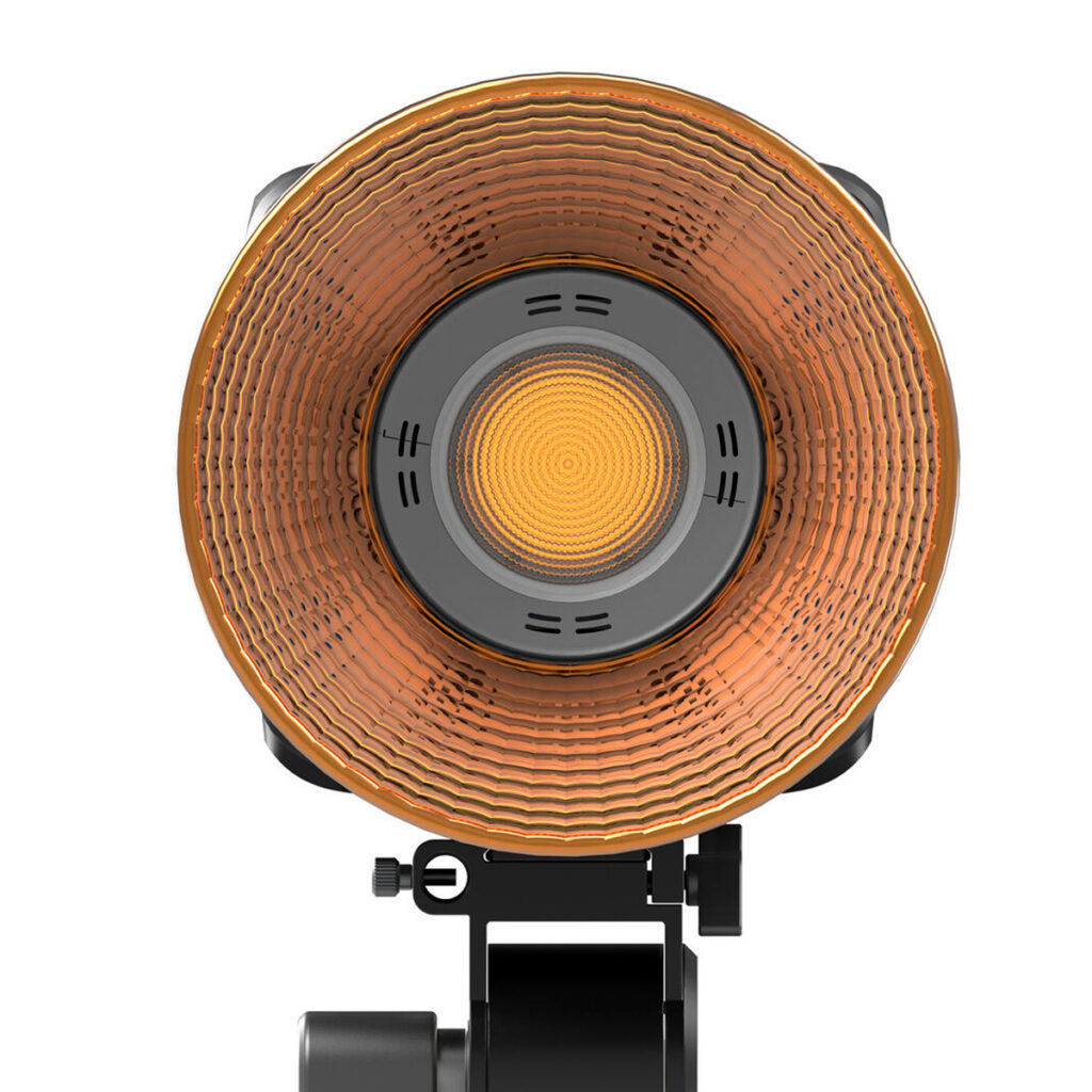 SmallRig-3976-2 SmallRig 3976 RC 450B Cob Light -LED-valo, pyöreä studiovalo, jossa on oranssinkultainen heijastin, joka on asennettu mustaan säädettävään jalustaan.