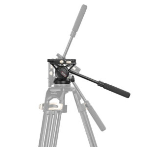 SmallRig-3985-4 SmallRig 3985 Fluid Head DH-01 -videopää, kuvassa mustana ja pitkällä kahvalla, on esillä eri kulmista sen kallistus- ja panorointiominaisuuksien esittelemiseksi; jalustan jalat näkyvät heikosti taustalla.