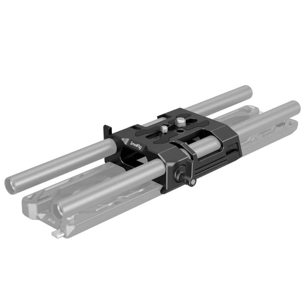 SmallRig-4002-2 SmallRig 4002 15mm Dovetail Baseplate on musta metallinen kameran kiinnitysteline, jossa on kaksi samansuuntaista hopeaa tankoa ja säätönupit, jotka on kiinnitetty osittain läpinäkyvään pohjalevyyn.