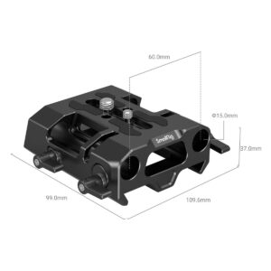 SmallRig-4002-3 SmallRig 4002 15mm Dovetail Baseplate on musta metallinen kameralevy, jonka mitat ovat 109,6mm × 99,0mm × 37,0mm, yläleveys 60,0mm ja reiän halkaisija 15,0mm; "SmallRig"-logo on sivulla.