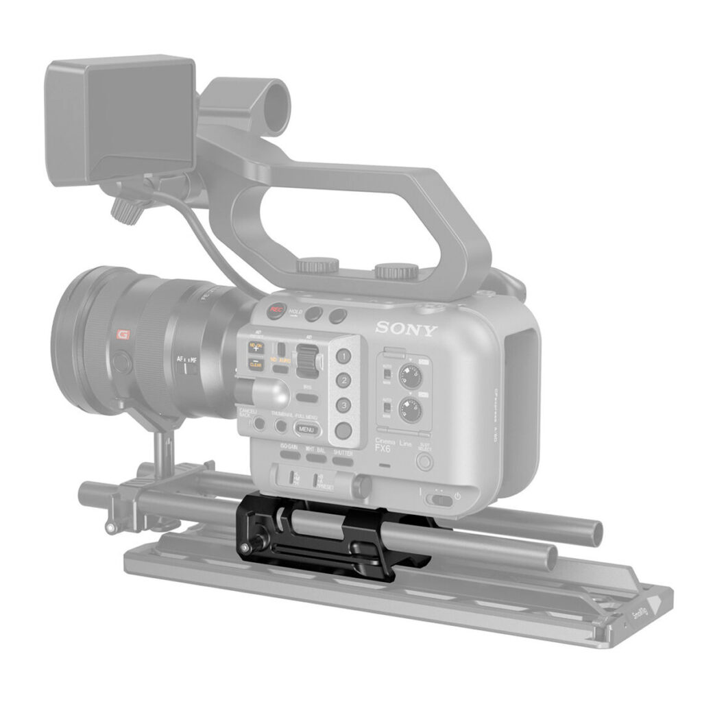 SmallRig-4002-4 Sony-videokamera, jossa on asennettu objektiivi, on kiinnitetty SmallRig 4002 15mm Dovetail Baseplate- ja kiskotukijärjestelmään, joka näkyy osittain läpinäkyvässä harmaasävyisessä renderöinnissä. Kiinnityslaitteisto näkyy yksityiskohtaisesti mustana.