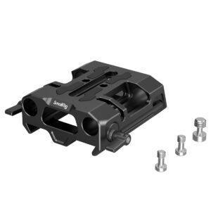 SmallRig-4002-6 SmallRig 4002 15mm Dovetail Baseplate, musta metallinen kameran pohjalevy, jossa on tarkat leikkaukset ja urat, on esitetty kolmella hopeisella kiinnitysruuvilla valkoisella pohjalla.