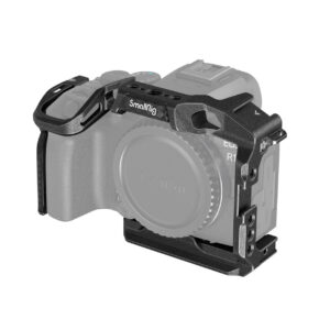 SmallRig-4004-1 The SmallRig 4004 Black Mamba Cage for Canon EOS R10 is mounted on the camera body and provides protection and mounting points. The camera lens is not attached.