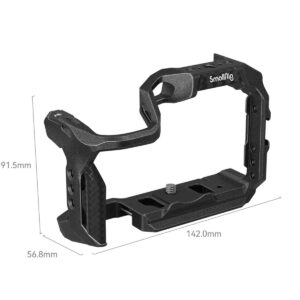 SmallRig-4004-2 SmallRig 4004 Black Mamba Cage Canon EOS R10:lle: musta metallihäkki, jossa on kahva, useita kiinnityspisteitä ja kameraruuvi. Mitat: korkeus: 91,5 mm, syvyys: 56,8 mm, leveys: 142 mm.