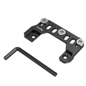 SmallRig-4019 SmallRig 4019 Adapter Plate for Sony FX3 XLR Handle on musta metallinen kiinnike, jossa on SmallRig-logo, ja siinä on kolme ruuvia ja musta kuusiokoloavain valkoisella pohjalla.