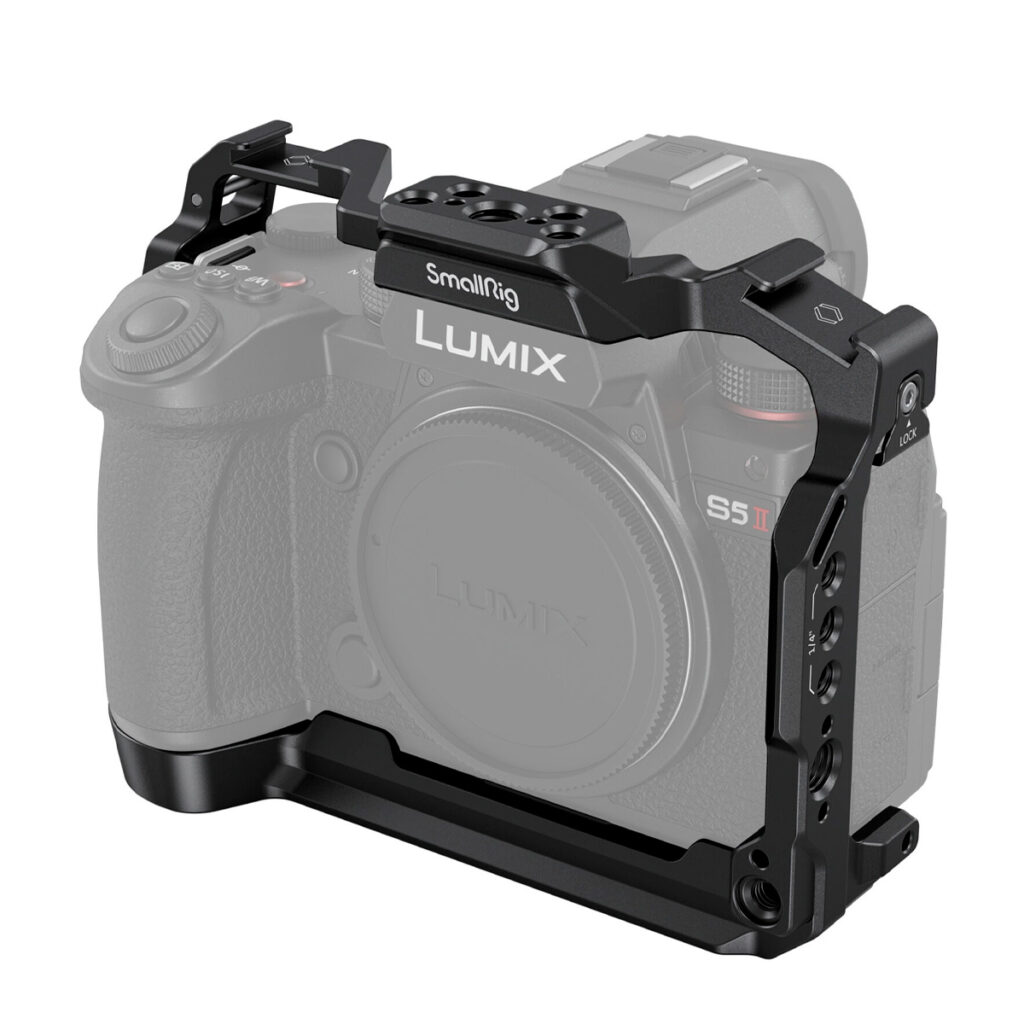 SmallRig-4022 Panasonic Lumix S5 II mustassa metallisessa SmallRig 4022 Cage -häkissä, edestäpäin kuvattuna. Häkki kehystää kameran runkoa turvallisesti ja siinä on useita kiinnityspisteitä.