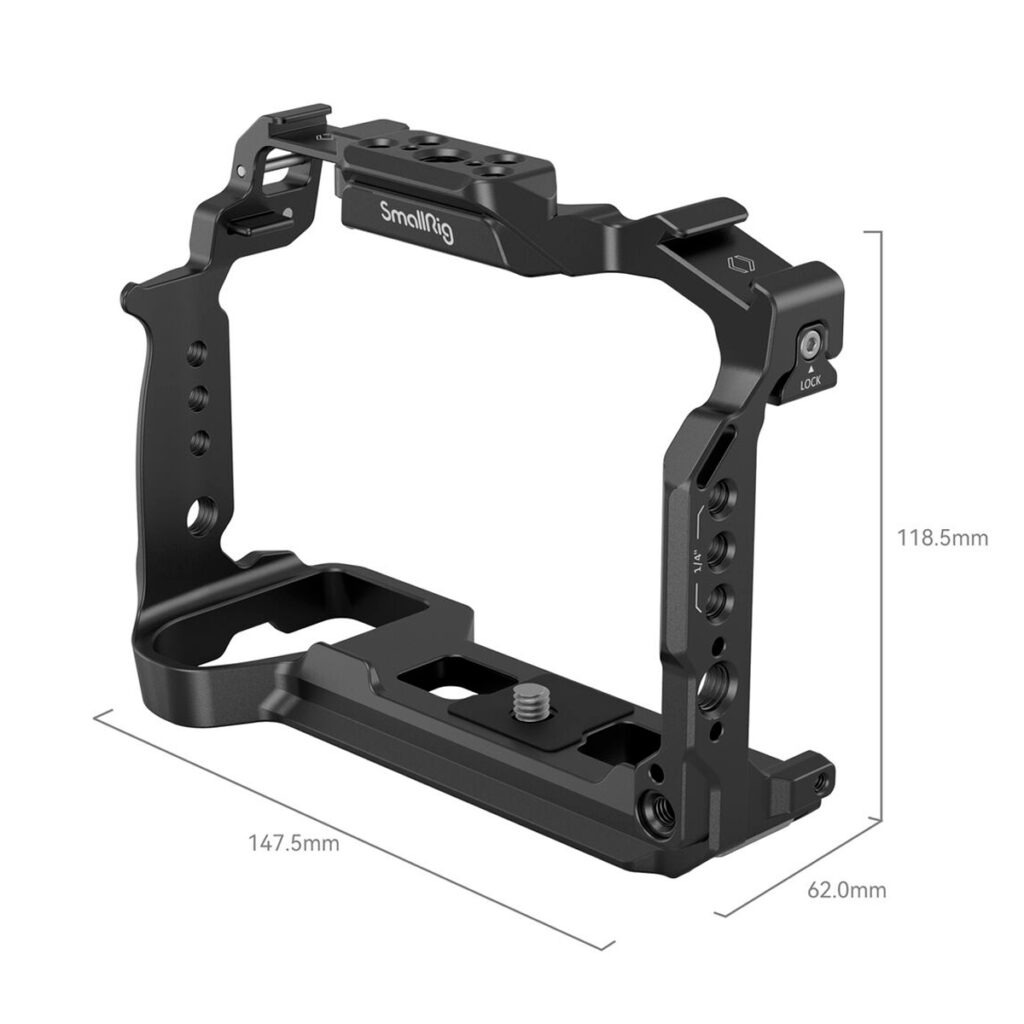 SmallRig-4022-2 SmallRig 4022 Cage for Panasonic Lumix S5 II & S5 IIX on musta, sen mitat ovat 147,5 mm x 62,0 mm x 118,5 mm, ja siinä on useita kiinnityspisteitä sekä lukitusmekanismi kameran kiinnittämiseksi.