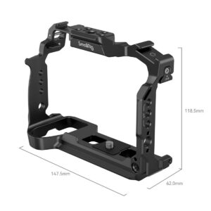 SmallRig-4022-2 SmallRig 4022 Cage for Panasonic Lumix S5 II & S5 IIX on musta, sen mitat ovat 147,5 mm x 62,0 mm x 118,5 mm, ja siinä on useita kiinnityspisteitä sekä lukitusmekanismi kameran kiinnittämiseksi.