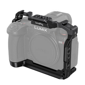 SmallRig-4022 Panasonic Lumix S5 II mustassa metallisessa SmallRig 4022 Cage -häkissä, edestäpäin kuvattuna. Häkki kehystää kameran runkoa turvallisesti ja siinä on useita kiinnityspisteitä.