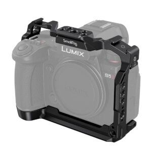 SmallRig-4022 Panasonic Lumix S5 II mustassa metallisessa SmallRig 4022 Cage -häkissä, edestäpäin kuvattuna. Häkki kehystää kameran runkoa turvallisesti ja siinä on useita kiinnityspisteitä.