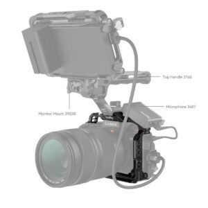 SmallRig-4022-4 SmallRig 4022 Cage for Panasonic Lumix S5 II & S5 IIX on esitetty harmaasävyisenä ja siinä on merkittyjä lisävarusteita: yläkahva (3766), monitorikiinnike (2903B) ja mikrofoni (3487). Kameran objektiivi erottuu värillisenä.