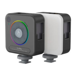 SmallRig-4055-2 Kaksi kompaktia, neliönmuotoista SmallRig 4055 Vibe P108 RGB-videovalaisinta, joissa on säätöpyörät ja sateenkaariaksentti. Toisessa näkyy etupuoli, jossa on virtapainike, toisessa läpikuultava valkoinen takapuoli. Molemmissa on kiinnitysjalustat.