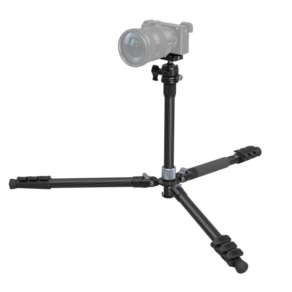 SmallRig-4059-2 SmallRig 4059 Carbon Fiber Tripod Kit With Center Column AP-20 -mallissa digitaalinen kamera on asennettu sen mustaan, kolmijalkaiseen säädettävään runkoon, joka on levitetty leveäksi vakauden vuoksi ja asetettu valkoista taustaa vasten.
