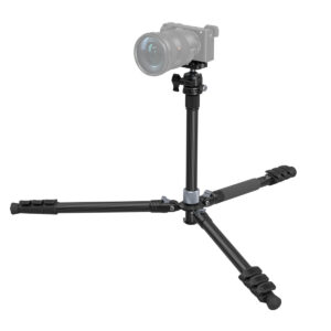 SmallRig-4059-2 SmallRig 4059 Carbon Fiber Tripod Kit With Center Column AP-20 -mallissa digitaalinen kamera on asennettu sen mustaan, kolmijalkaiseen säädettävään runkoon, joka on levitetty leveäksi vakauden vuoksi ja asetettu valkoista taustaa vasten.