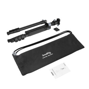 SmallRig-4059-3 SmallRig 4059 Carbon Fiber Tripod Kit With Center Column AP-20, irrotettava kiinnityslevy, merkitty musta kantolaukku ja käyttöohjeet näkyvät taitettuina yhdessä valkoisella pohjalla.