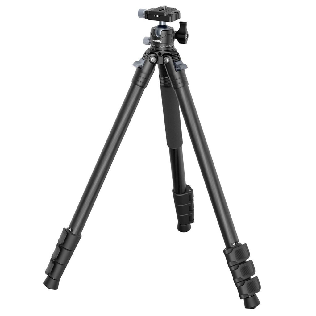 SmallRig-4060 SmallRig 4060 Carbon Fiber Tripod Kit AP-10 -hiilikuitu kolmijalka sisältää kolme säädettävää jalkaa, pikalukitukset, kameran kiinnityspään ja vaahtomuovikahvan toisessa jalassa mukavaa käsittelyä varten.