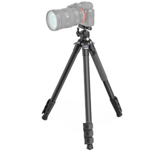 SmallRig-4060-2 SmallRig 4060 Carbon Fiber Tripod Kit AP-10 -hiilikuitu kolmijalka, jossa on säädettävät jalat ja kumijalat, pitää digitaalisen kameran valkoista taustaa vasten.