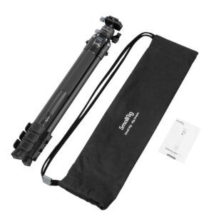SmallRig-4060-5 SmallRig 4060 Carbon Fiber Tripod Kit AP-10 -hiilikuitu kolmijalka näkyy taitettuna mustan kiristysnyörillä varustetun kantolaukun ja käyttöohjeen vieressä, kaikki valkoisella pohjalla.