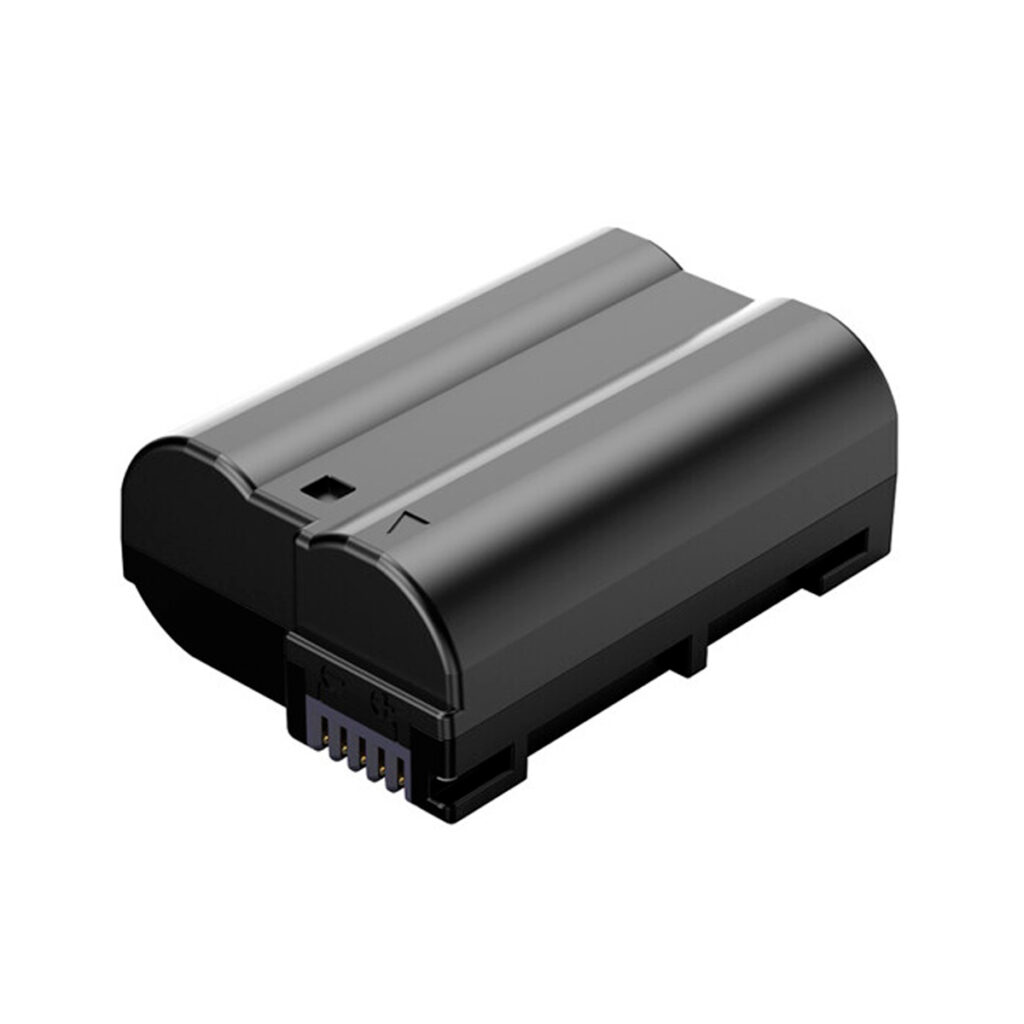 SmallRig-4070 SmallRig 4070 Camera Battery EN-EL15 on musta, suorakulmainen ladattava akku, jonka toisessa päässä on näkyvät metallikontaktit valkoista taustaa vasten.