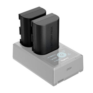 SmallRig-4071-4 SmallRig 4071 Camera Battery LP-E6NH -kaksoislaturi, johon on asetettu kaksi mustaa suorakulmaista akkua ja jonka etupuolella on digitaalinen näyttöpaneeli.