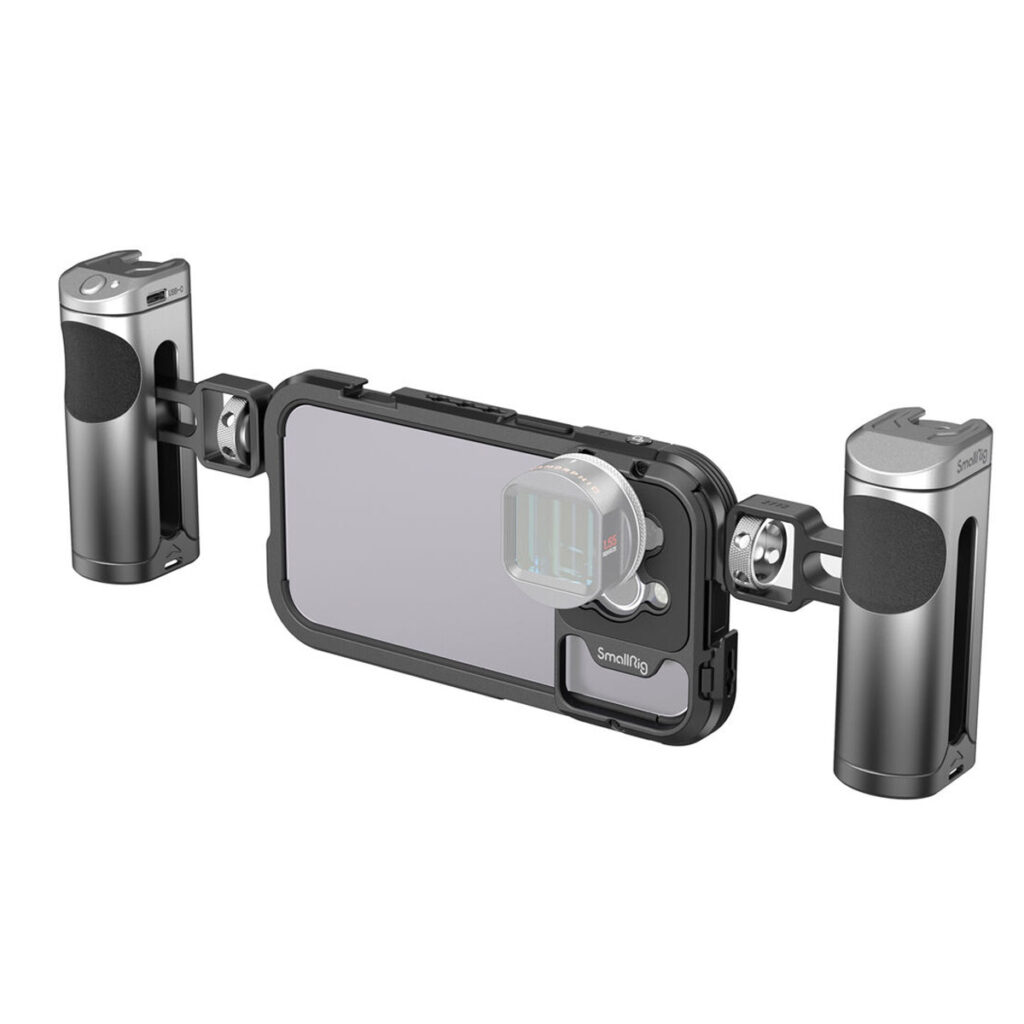 SmallRig-4076-1 SmallRig 4076 Mobile Video Cage Kit (Dual Handheld) iPhone 14 Pro:lle sisältää kaksi ergonomista metallikahvaa, keskimmäisen puhelinpidikkeen ja kameran linssisovittimen vakautettuun liikkuvaan valokuvaukseen tai videokuvaukseen.
