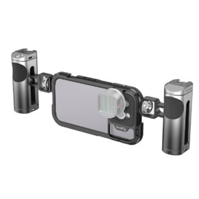 SmallRig 4076 Mobile Video Cage Kit (Dual Handheld) iPhone 14 Pro:lle sisältää kaksi ergonomista metallikahvaa, keskimmäisen puhelinpidikkeen ja kameran linssisovittimen vakautettuun liikkuvaan valokuvaukseen tai videokuvaukseen.