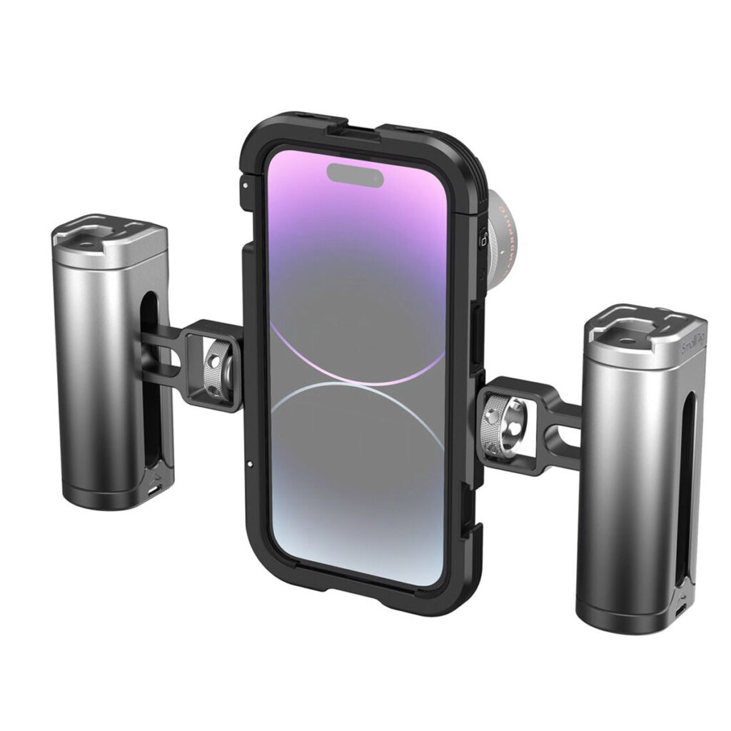 SmallRig-4076-2 SmallRig 4076 Mobile Video Cage Kit (Dual Handheld) iPhone 14 Pro:lle sisältää metallisen, kahdella sylinterimäisellä sivukahvalla varustetun telineen, joka on suunniteltu vakauttamaan ja tehostamaan mobiilivideokuvausta.