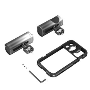 SmallRig-4076-3 SmallRig 4076 Mobile Video Cage Kit (Dual Handheld) iPhone 14 Pro:lle sisältää kaksi sylinterimäistä metallista lisävarustetta, suorakulmaisen mustan kehyksen, kolme pientä ruuvia ja kuusiokoloavaintyökalun, jotka on järjestetty valkoiselle taustalle.