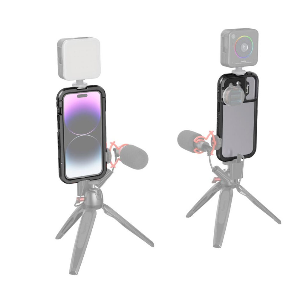 SmallRig-4077-5 Kaksi näkymää SmallRig 4077 Mobile Video Cage for iPhone 14 Pro Max -mobiilivideohäkistä edestä ja takaa valkoisella pohjalla, jossa on jalusta, ulkoinen mikrofoni, asennettu valo ja puhelimen pidikkeeseen kiinnitetty toimintakamera.