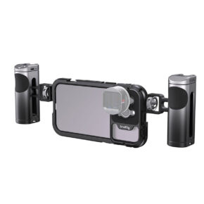 SmallRig-4078-1 IPhone 14 Pro Max mustassa SmallRig 4078 Mobile Video Cage Kit (Dual Handheld) -mobiilivideohäkkisarjassa, jossa on sivukahvat ja pääkameraan kiinnitetty ulkoinen objektiivi, joka on suunniteltu mobiiliin videotallennukseen tai valokuvaukseen.