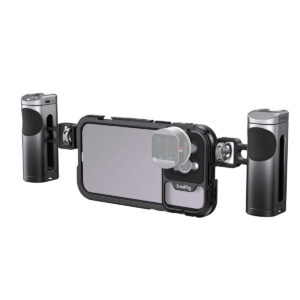 SmallRig-4078-1 IPhone 14 Pro Max mustassa SmallRig 4078 Mobile Video Cage Kit (Dual Handheld) -mobiilivideohäkkisarjassa, jossa on sivukahvat ja pääkameraan kiinnitetty ulkoinen objektiivi, joka on suunniteltu mobiiliin videotallennukseen tai valokuvaukseen.