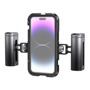 SmallRig-4078-2 SmallRig 4078 Mobile Video Cage Kit (Dual Handheld) iPhone 14 Pro Max -puhelimelle kiinnittää puhelimen vaakasuoraan kahdella sylinterimäisellä sivukahvalla, jotka takaavat turvallisen ja ergonomisen käsittelyn kuvaamista tai valokuvaamista varten.