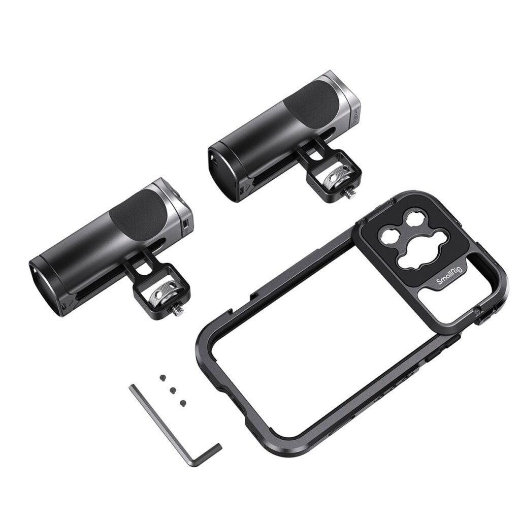 SmallRig-4078-3 SmallRig 4078 Mobile Video Cage Kit (Dual Handheld) iPhone 14 Pro Max -puhelimelle, joka sisältää kaksi mustaa sylinterimäistä kahvaa kiinnikkeillä, puhelimen häkin, jossa on käpälänmuotoinen leikkaus, kuusiokoloavaimen ja kolme ruuvia, näkyy valkoisella pohjalla.