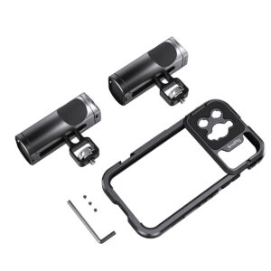 SmallRig-4078-3 SmallRig 4078 Mobile Video Cage Kit (Dual Handheld) iPhone 14 Pro Max -puhelimelle, joka sisältää kaksi mustaa sylinterimäistä kahvaa kiinnikkeillä, puhelimen häkin, jossa on käpälänmuotoinen leikkaus, kuusiokoloavaimen ja kolme ruuvia, näkyy valkoisella pohjalla.