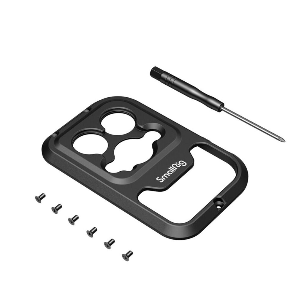 SmallRig 4079 17mm kierteitetyn linssin taustalevy iPhone 14 Pro Max Cage -puhelimelle, jossa on musta metallisuojus, jossa on kolme pyöreää leikkausta, SmallRig-logo, viisi ruuvia ja ruuvimeisseli valkoisella pohjalla.