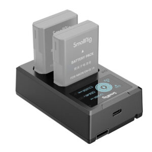 SmallRig-4082-2 SmallRig 4082 -akkulaturi EN-EL14-akuille on musta kaksoislaturi, johon on asetettu kaksi harmaata akkua, LED-näyttö lataustilaa varten ja USB-C-portti edessä.