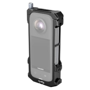 SmallRig-4088 SmallRig 4088 Frame Insta360 X3:lle on musta metallihäkki, joka ympäröi kameran ja tarjoaa suojaa ja kiinnitysmahdollisuuksia sekä tarkat leikkaukset painikkeille ja porteille.