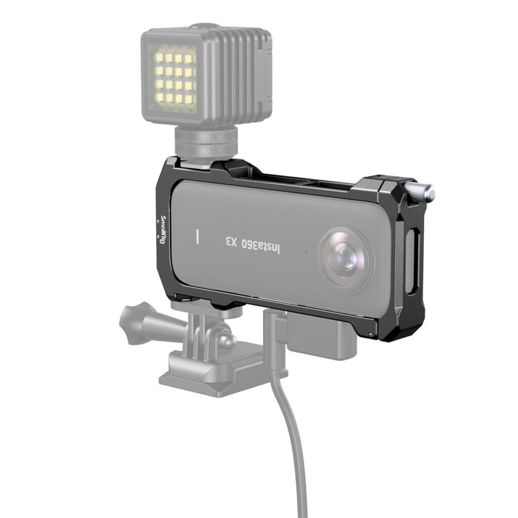 SmallRig-4088-3 Musta Insta360 X3 -toimintakamera on asennettu SmallRig 4088 -kehykseen, jonka yläosaan on kiinnitetty LED-valo ja alapuolelle kaapeli; kehyksen osat on esitetty läpinäkyvinä ja harmaina.