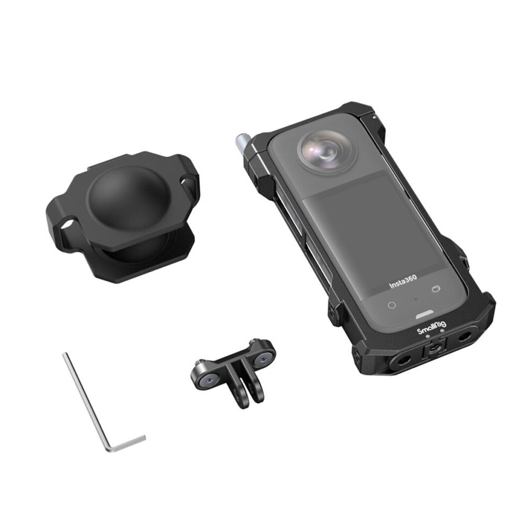 SmallRig-4088-5 SmallRig 4088 -kehys Insta360 X3:lle, jossa on linssi, suojakotelo, kiinnityskannatin, kuusiokoloavain ja GoPro-tyylinen kiinnitystarvike valkoisella pohjalla.