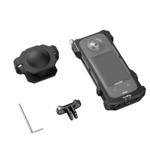 SmallRig-4088-5 SmallRig 4088 -kehys Insta360 X3:lle, jossa on linssi, suojakotelo, kiinnityskannatin, kuusiokoloavain ja GoPro-tyylinen kiinnitystarvike valkoisella pohjalla.
