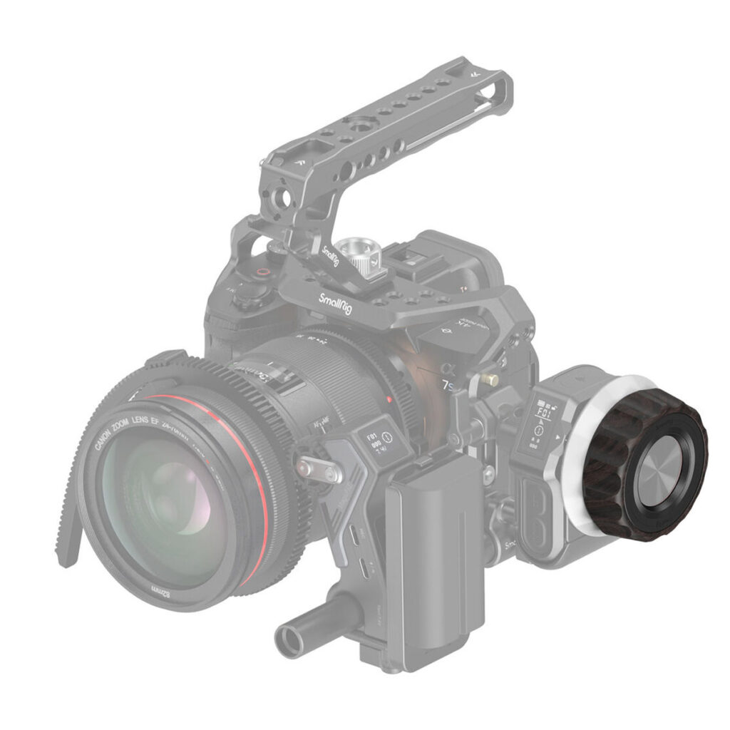 SmallRig-4091-4 SmallRig 4091 Follow Focus -merkintäkiekko (puinen) on esillä mustan ja harmaan sävyissä, ja jotkin osat ovat puoliksi läpinäkyviä sen rakenteen korostamiseksi, sekä kameralaitteisto, jossa on suuri objektiivi, sivukahva, yläkahva ja lisävarusteet.