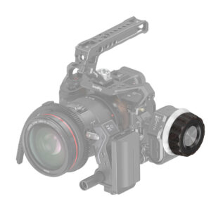 SmallRig-4091-4 SmallRig 4091 Follow Focus -merkintäkiekko (puinen) on esillä mustan ja harmaan sävyissä, ja jotkin osat ovat puoliksi läpinäkyviä sen rakenteen korostamiseksi, sekä kameralaitteisto, jossa on suuri objektiivi, sivukahva, yläkahva ja lisävarusteet.