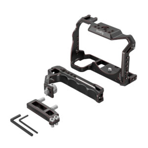 SmallRig-4098-3 SmallRig 4098 Handheld Cage Kit for Nikon Z5/Z6/Z7/Z6 II/Z7 II (rajoitettu painos) sisältää metallisen kamerahäkin, kahvan, kiinnitystelineen, ruuvit ja kaksi kuusiokoloavainta - kaikki valkoisella pohjalla.