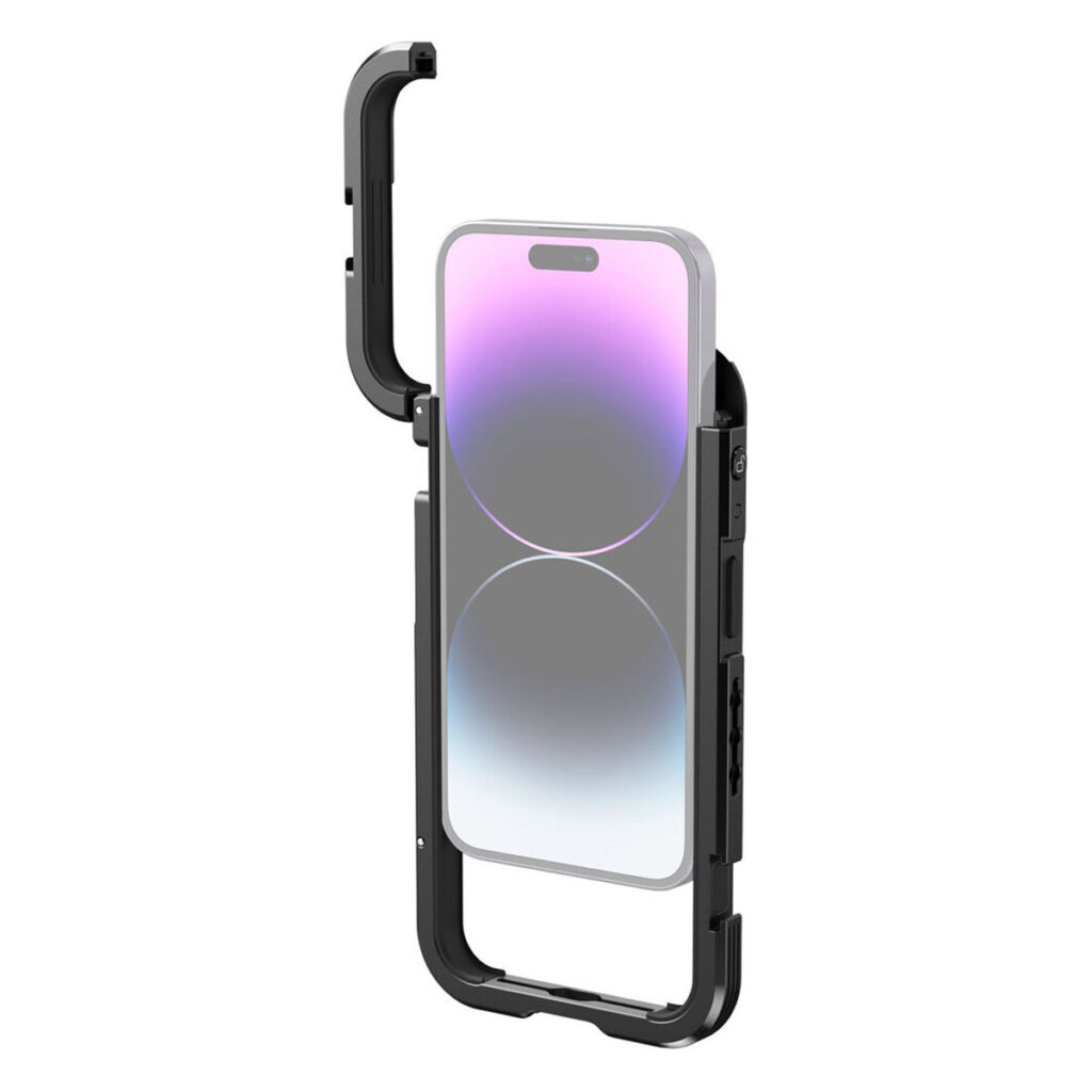 SmallRig-4099-3 SmallRig 4099 Mobile Video Cage Kit (Single Handheld) iPhone 14 Pro Max -puhelimelle pitää puhelimen pystysuorassa mustassa suojakehyksessä, jonka vasemmassa yläkulmassa on saranoitu varsi. Näytöllä näkyy violetti ja valkoinen kaltevuusasteinen taustakuva.
