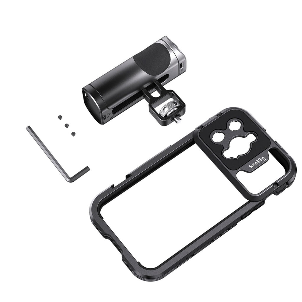 SmallRig-4099-4 SmallRig 4099 Mobile Video Cage Kit (Single Handheld) iPhone 14 Pro Max -puhelimelle, joka sisältää kotelon, jossa on kamerakiinnike, toimintakamerakiinnike, kuusiokoloavain ja kolme pientä ruuvia, näkyy valkoisella pohjalla.